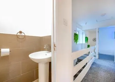 Bright Double Ls16 Near Airport Wifi Leeds (West Yorkshire)