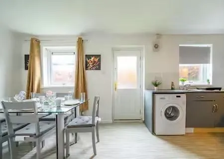 Homestay Bright Double Ls16 Near Airport Wifi Leeds (West Yorkshire)