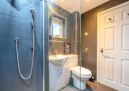 Bright Double Ls16 Near Airport Wifi Homestay Leeds (West Yorkshire)