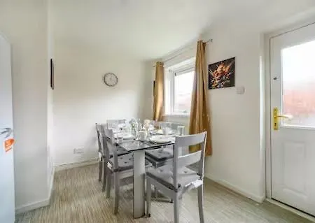 Bright Double Ls16 Near Airport Wifi Leeds (West Yorkshire)