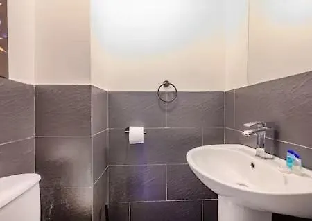 Bright Double Ls16 Near Airport Wifi * Leeds (West Yorkshire)