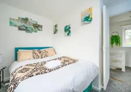 Bright Double Ls16 Near Airport Wifi Leeds (West Yorkshire)